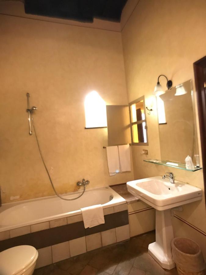 camere della vecchia posta Trevi Esterno foto
