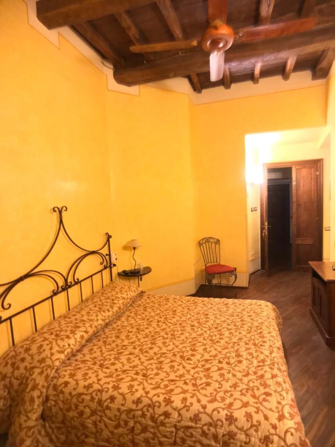 camere della vecchia posta Trevi Esterno foto