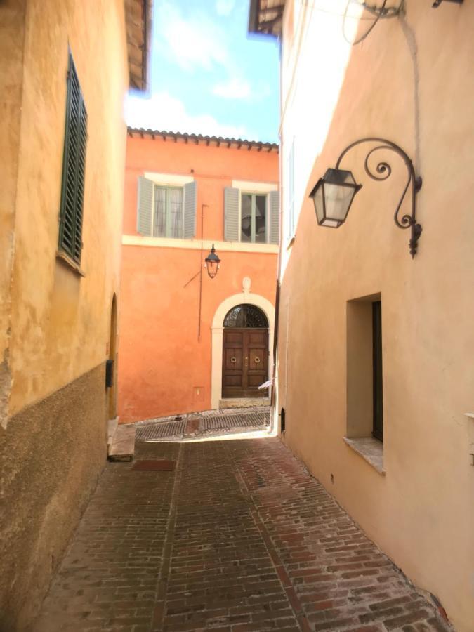 camere della vecchia posta Trevi Esterno foto