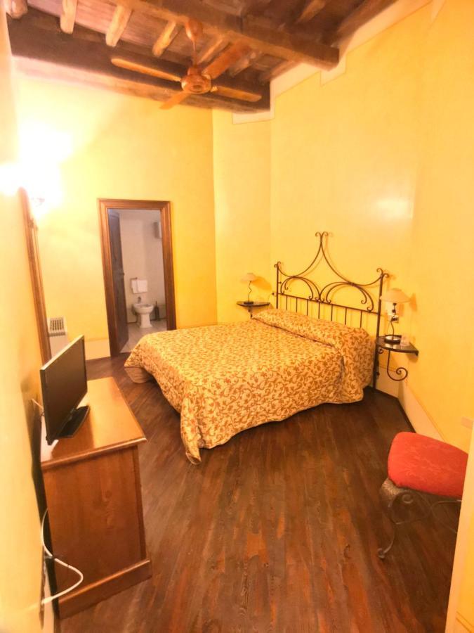 camere della vecchia posta Trevi Esterno foto