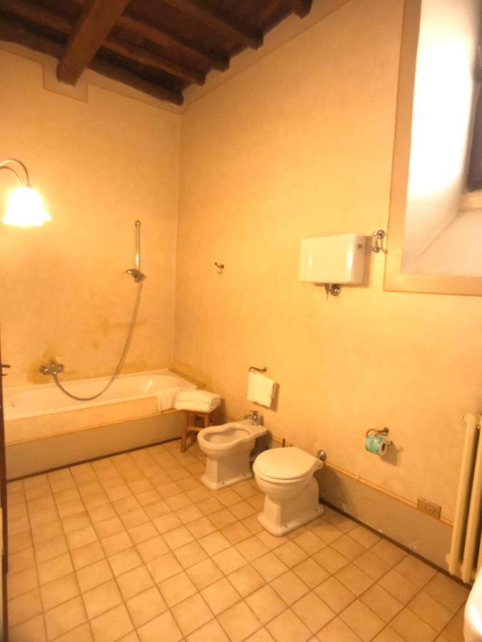 camere della vecchia posta Trevi Esterno foto