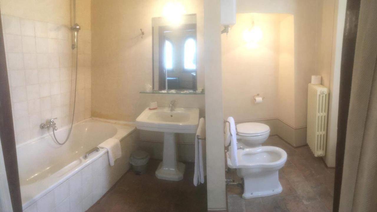 camere della vecchia posta Trevi Esterno foto