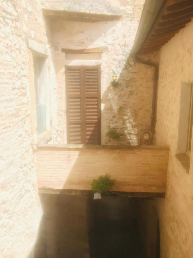 camere della vecchia posta Trevi Esterno foto