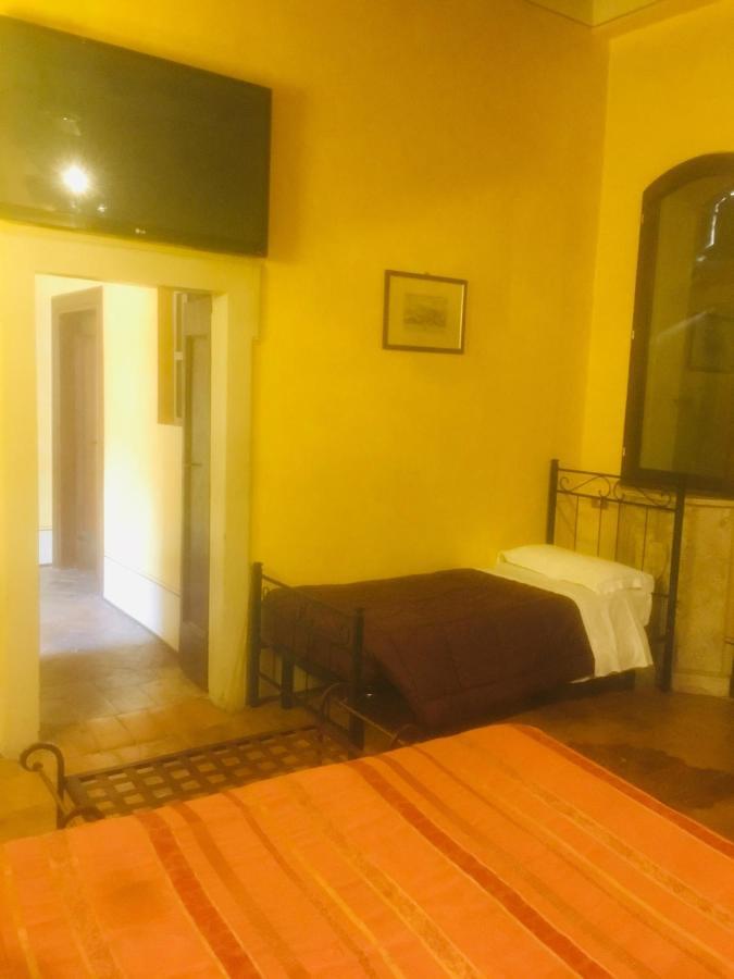 camere della vecchia posta Trevi Esterno foto