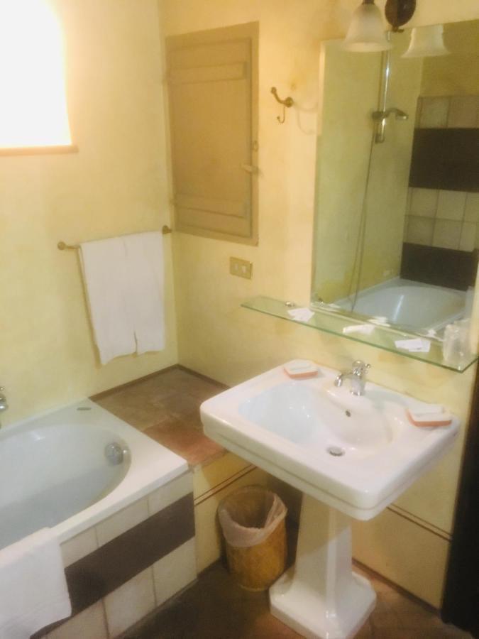 camere della vecchia posta Trevi Esterno foto