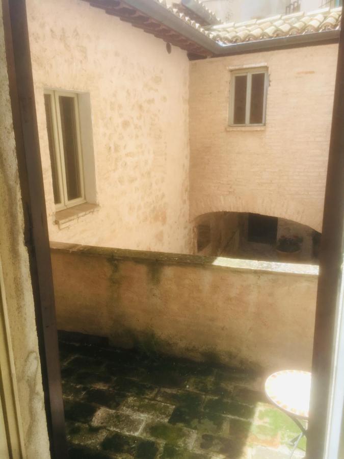 camere della vecchia posta Trevi Esterno foto
