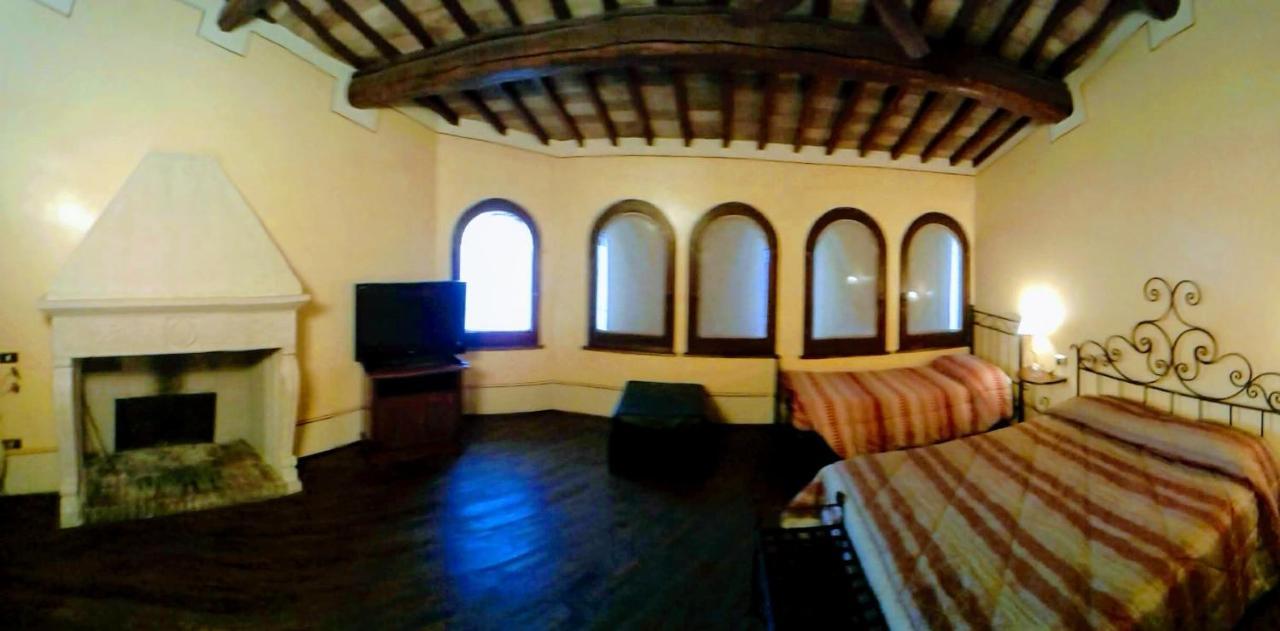 camere della vecchia posta Trevi Esterno foto